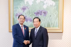 Trân Quang Phuong (à gauche), vice-président de l’Assemblée nationale vietnamienne, et le président de la Chambre des représentants du Japon, Nukaga Fukushiro. Photo: VNA