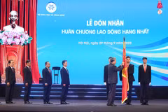 Le secrétaire général To Lam remet au ministère des Sciences et des Technologies l’Ordre du Travail de première classe. Photo: VNA