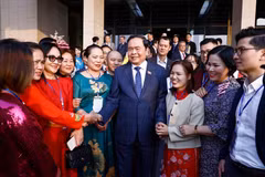 Le président de l'Assemblée nationale, Tran Thanh Man (au milieu), et des délégués. Photo: VNA