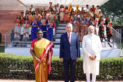 La présidente de l’Inde, Droupadi Murmu, et le Premier ministre Narendra Modi président conjointement la cérémonie d'accueil du dirigeant vietnamien To Lam. Photo: VNA