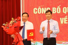 Nguyen Thanh Tam, membre du Comité central du Parti et vice-chef de la Commission d’organisation du Comité central, remet la décision du Secrétariat à Nguyen Van Ut. Photo: VNA