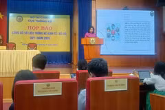 Nguyen Thi Huong, directrice de l’Office national des statistiques, lors de la présentation de la situation économique des trois premiers mois de l’année. Photo : Vietnam+