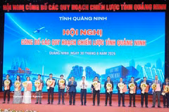 Quang Ninh remet 18 certificats d'approbation d'investissement, pour un montant total de 45.000 milliards de dôngs. Photo : VNA