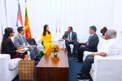 L’ambassadrice du Vietnam au Sri Lanka, Trinh Thi Tam, et des représentants sri lankais. Photo: ambassade du Vietnam au Sri Lanka