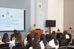 Panorama de la table ronde internationale sur les « mécanismes juridiques et institutionnels de la coopération interétatique pour garantir la paix et la sécurité en Mer Orientale ». Photo: VNA