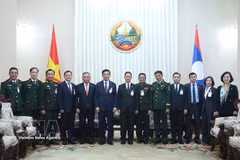 Les délégations des ministères de la Défense du Vietnam et du Laos. Photo : VNA