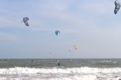 Le quartier de Mui Ne, province de Lam Dong, affirme progressivement sa nouvelle position, non seulement comme destination de villégiature réputée, mais aussi comme l’un des hauts lieux du tourisme sportif maritime au Vietnam et dans la région. Photo: VNA