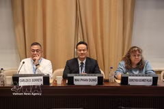 L’ambassadeur Mai Phan Dung (au centre) lors du débat. Photo : VNA