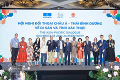 Des participants au Dialogue posent pour une photo de groupe. Photo : VNA
