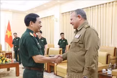 Le général d’armée Phan Van Giang, ministre de la Défense, et le général de division Victor Leonardo Rojo Ramos, chef de la Direction Politique du Ministère des Forces armées révolutionnaires de Cuba. Photo: VNA