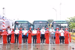Cérémonie d'inauguration de la branche 20ATC de la ligne de bus n°20, reliant Nhon à la commune insulaire de Minh Chau, Photo: laodong.vn