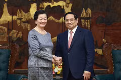 Le Premier ministre Pham Minh Chinh et l’ambassadrice du Cambodge Chea Kimtha. Photo: VNA