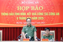 Le général Nguyên Thanh Tung, directeur de la police de Hanoï, répond aux questions des journalistes. Photo : VNA