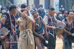 Des membres de l’ethnie Co Tu se produisent au son des gongs lors de la fête de remerciement à la forêt, à Hung Son (Da Nang). Photo : VNA