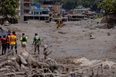 Les secouristes recherchent des victimes après les inondations et les glissements de terrain à Nuwakot, au Népal, le 27 août 2026. Photo : Xinhua/VNA