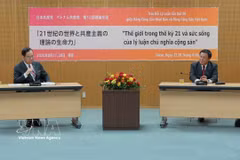 Nguyen Xuan Thang, président du Conseil théorique central, et Shii Kazuo, président du Comité central du Parti communiste japonais, lors de leur rencontre. Photo: VNA