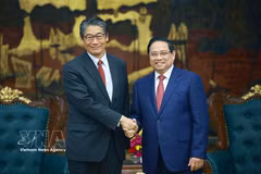 Le Premier ministre Pham Minh Chinh (à droite) et l’ambassadeur du Japon au Vietnam, Ito Naoki. Photo: VNA
