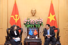 Le professeur et docteur Nguyen Xuan Thang, membre du Bureau politique, directeur de l’Académie et président du Conseil central de théorie, et June Kunugi, directrice régionale de l’UNICEF pour l’Asie de l’Est et le Pacifique. Photo: VNA