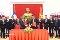 Le chef de la Commission de l'organisation du Comité central du Parti communiste du Vietnam, Nguyen Duy Ngoc, et Sisay Leudetmounsone, cheffe de la Commission de l'organisation du Comité central du Parti populaire révolutionnaire lao, échangent l'accord de coopération entre les deux organes. Photo : VNA