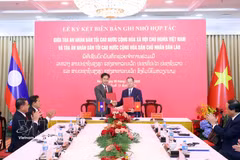 Les présidents des Cours populaires suprêmes du Vietnam et du Laos signent un mémorandum d'entente remplaçant l'accord de coopération conclu le 13 août 2018. Photo: VNA