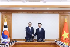 Le secrétaire général Tô Lâm (gauche) rencontre le Premier ministre sud-coréen Kim Min Seok. Photo: VNA