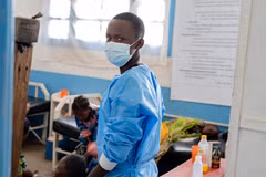 Soins d'un patient atteint d’Ebola dans un hôpital en République démocratique du Congo, le 16 mai 2026. Photo : Xinhua/VNA
