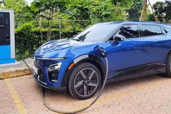 L'installation de bornes de recharge est essentielle au développement des transports « verts ». Photo: nhandan.vn