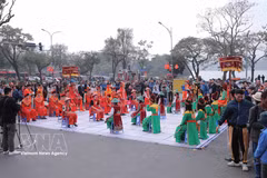 Une cérémonie d'ouverture de la Fête "Co nguoi" (échecs humains) se déroule le 21 février 2026, sur la place Dong Kinh Nghia Thuc (Hanoï), pour célébrer le Nouvel An lunaire. Photo : VNA