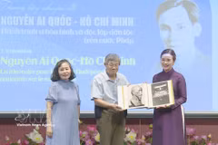 Des représentants de familles vietnamiennes résidant en France remettent au Site des vestiges du Président Hô Chi Minh au Palais présidentiel de précieux documents et photographies sur le Président Hô Chi Minh conservés en France. Photo : VNA