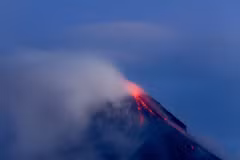 De la lave jaillit du cratère du volcan Mayon dans la province d’Albay, aux Philippines. Photo : Xinhua/VNA