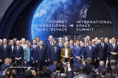 Le secrétaire général du Parti et président vietnamien, To Lam, et des dirigeants étrangers au Sommet international sur l’espace. Photo : VNA