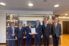 Le vice-président du Comité populaire de Hanoï remet aux autorités de Moscou la décision approuvant le principe d’investissement du projet « Maison de Moscou à Hanoï ». Photo : VNA