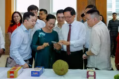 Le vice-Premier ministre Ho Quoc Dung teste le système de traçabilité des produits agricoles en scannant le code QR d'un durian. Photo : danviet.vn