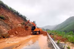 Le 23 août, les autorités de Ba Che (Quang Ninh) dégagent les routes après le retrait des eaux. Photo : VNA