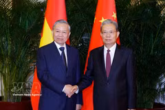 Le dirigeant To Lam (à gauche) et Zhao Leji, président du Comité permanent de l’Assemblée populaire nationale de Chine. Photo: VNA