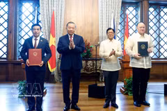 Le secrétaire général du Parti communiste du Vietnam (PCV) et président vietnamien, To Lam, et le président philippin, Ferdinand Romualdez Marcos Jr., la cérémonie d’échange de plusieurs documents de coopération entre les ministères et organismes des deux pays. Photo: VNA