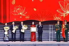 Le président de l'Assemblée nationale, Tran Thanh Man, remet l'Ordre du Travail de première classe au Comité du Parti, aux autorités et au peuple de Quang Ngai. Photo: VNA