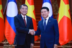 Le Premier ministre vietnamien Le Minh Hung et le Premier ministre lao Saleumxay Kommasith se serrent la main, à Vientiane, le 8 octobre. Photo : VNA