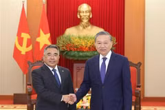 Le secrétaire général du Parti communiste du Vietnam (PCV), Tô Lâm, et l’ambassadeur des Philippines au Vietnam, Meynardo Los Banos Montealegre. Photo: VNA