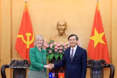Le professeur associé et docteur Doan Minh Huan, et l’ambassadrice australienne, Gillian Bird. Photo: VNA