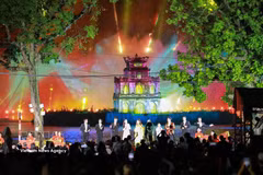 Spectacle de mapping 3D projeté sur la Tour de la Tortue (Hanoï), associé à un écran d’eau. Photo : VNA