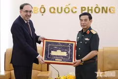 Le général Phan Van Giang remet un souvenir à l’ambassadeur d’Arménie au Vietnam, Suren Baghdasaryan. Photo : qdnd.vn