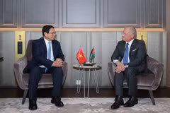 Le Premier ministre Pham Minh Chinh (gauche) et le roi de Jordanie, Abdallah II bin Al Hussein. Photo: VNA