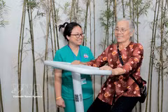 Ces dernières années, le Vietnam en général et Hanoï en particulier ont mis en œuvre de nombreuses politiques en faveur des personnes âgées. Photo: VNA
