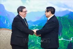 Le Premier ministre, Pham Minh Chinh (droite) et Bruno Rodríguez Parrilla, ministre des Affaires étrangères de Cuba. Photo: VNA