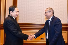 Le président de l’Assemblée nationale du Vietnam, Trân Thanh Mân (gauche), et Ulugbek Inoyatov, président du Parti démocratique populaire d’Ouzbékistan. Photo: VNA