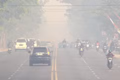 Des fumées provenant des incendies de forêt enveloppent Palangka Raya, dans la province de Kalimantan central, en Indonésie. Photo : Xinhua/VNA