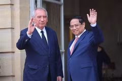 Le Premier ministre Pham Minh Chinh (droite) et son homologue français, François Bayrou. Photo: VNA