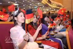 Jeunes Vietnamiens d'outre-mer participant à la cérémonie d'ouverture du Camp d'été du Vietnam 2026. Photo : VNA