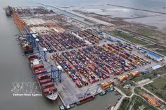 Opérations de chargement et de déchargement de conteneurs au port de Hai Phong, ville de Hai Phong. Photo : VNA